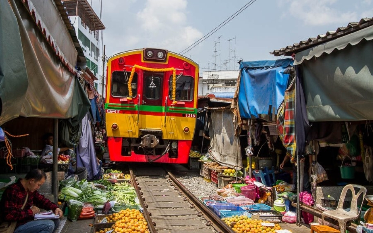 Maeklong Railway Market and Damnoen Saduak Floating Market Half-Day Tour UKvilkDI-backdrop