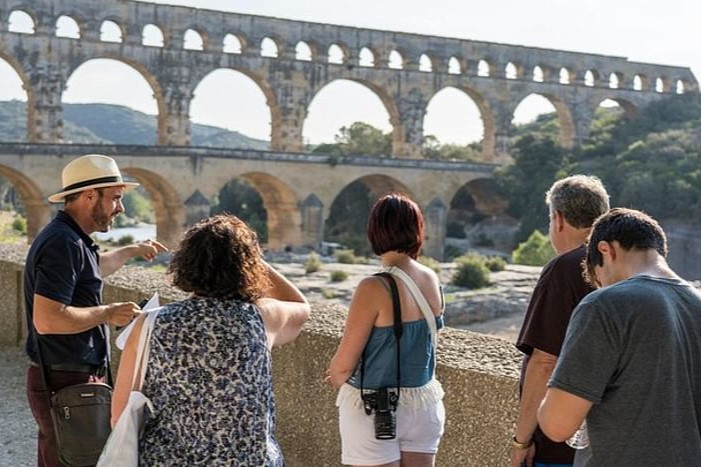 Saint Remy, Les Baux de Provence and Pont du Gard Tour from Avignon hYnsZeOH