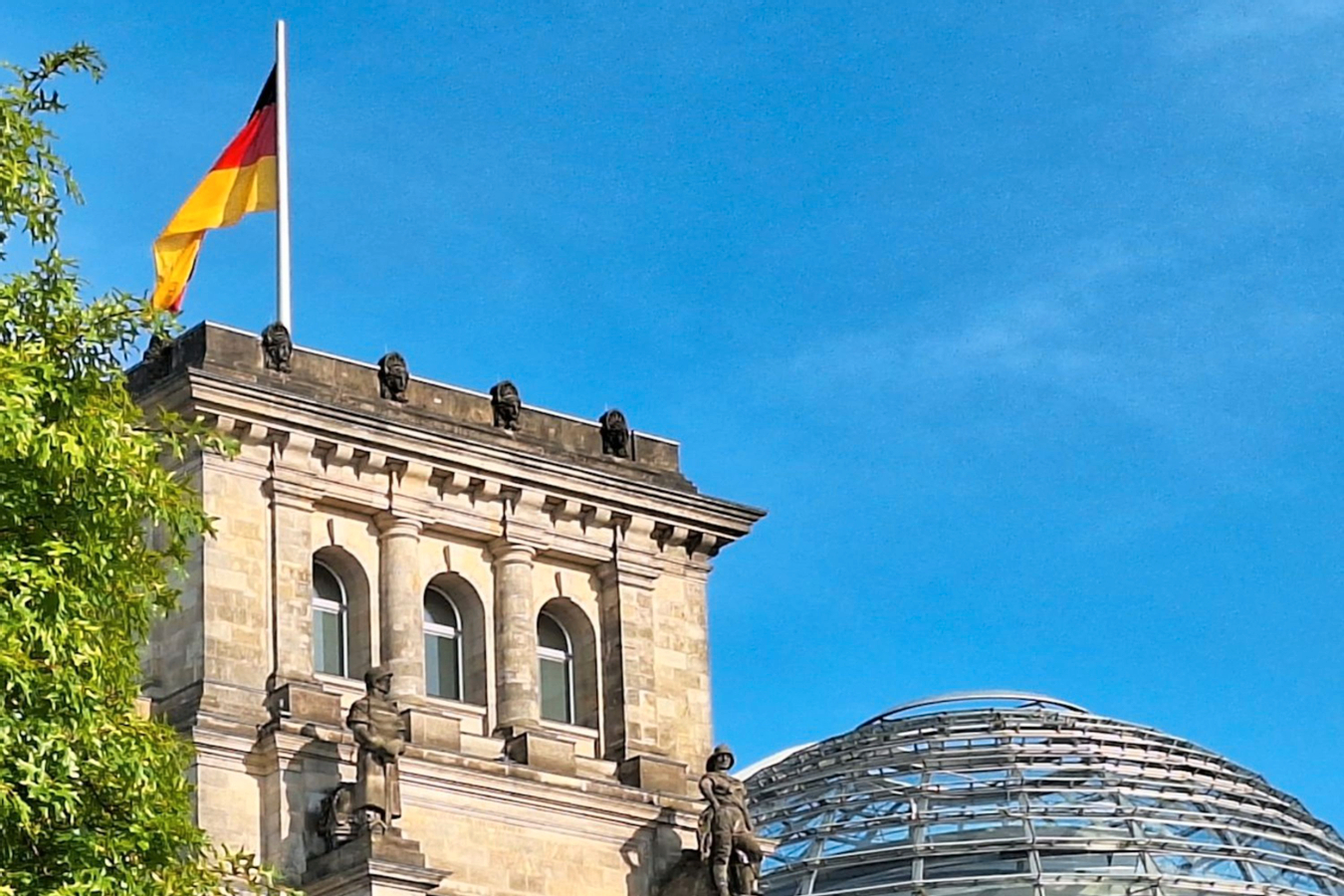 Reichstag dome & government district walking tour in Berlin sJKESST2