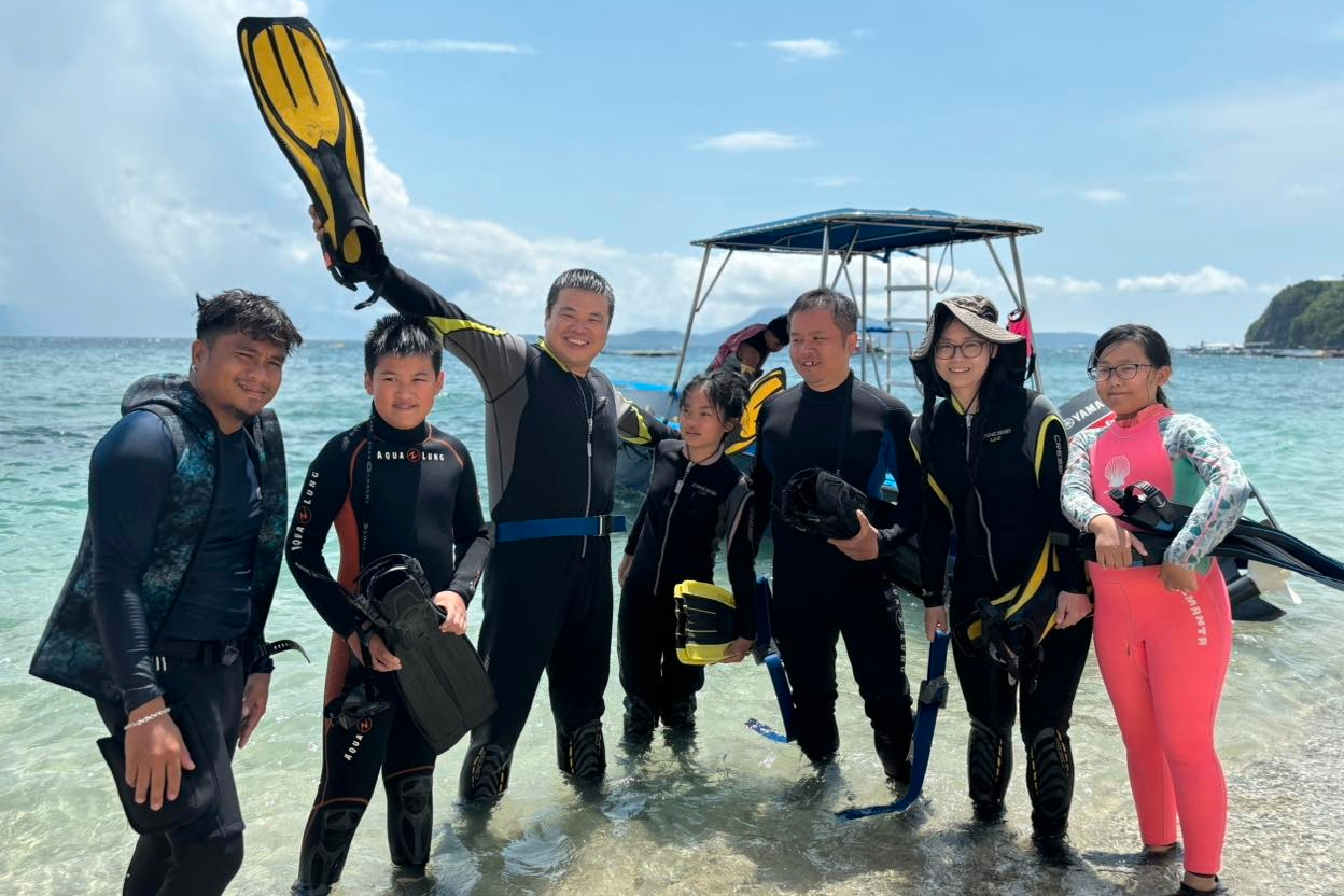 Fun Dive Scuba Diving at Puerto Galera Philippines MBUNzq1d-backdrop