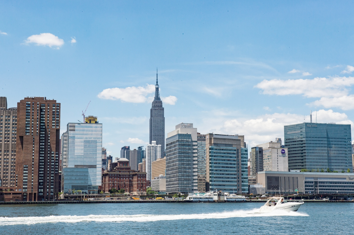 Circle Line "NYC Landmarks" Sightseeing Cruise (1.5 hours): Reserved Straight-to-Board Ticket QGPwMLpK
