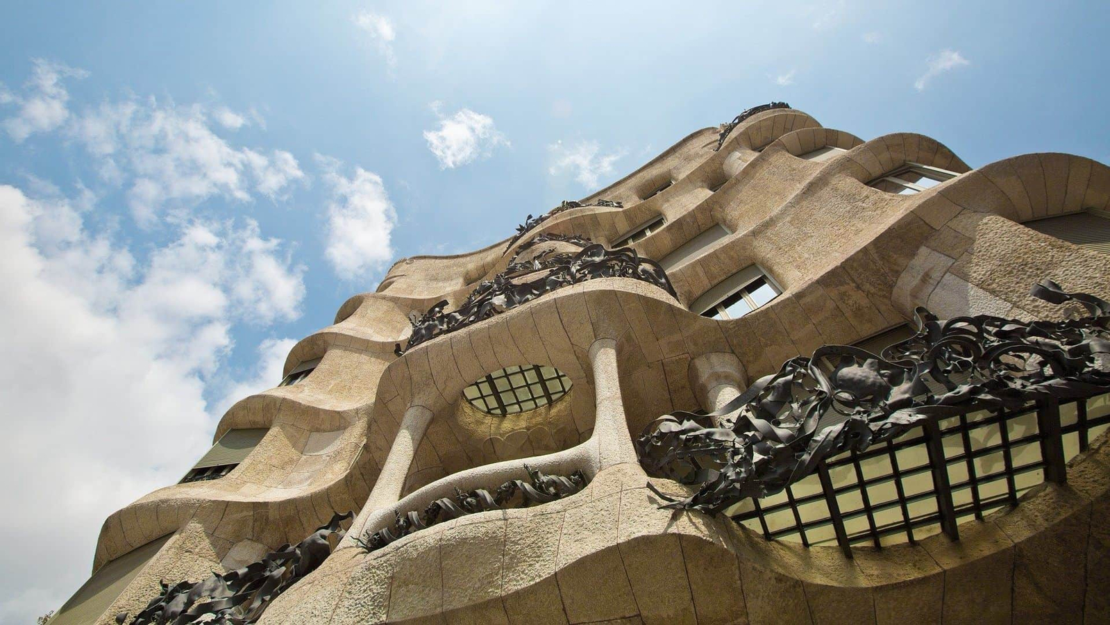 Barcelona and Sagrada Familia half-day tour with hotel pick-up pTEE2O4P