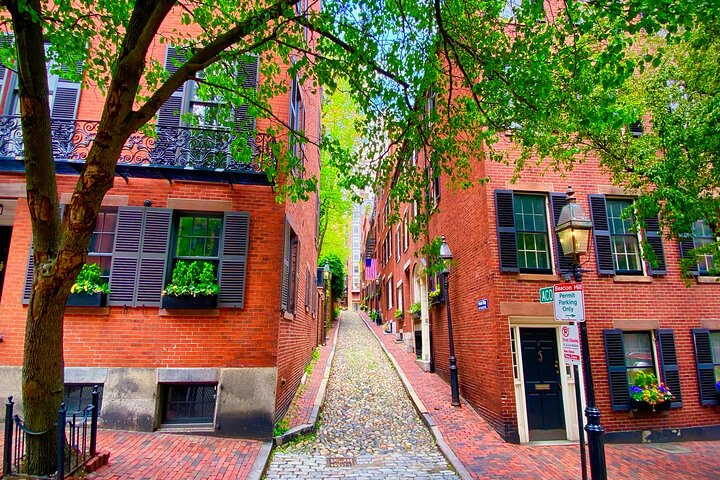 Boston's Architecture, History + Photo Walking Tour (SMALL Group) 334nzy5z