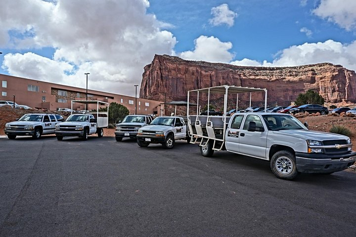 1.5 Hour Tour of Monument Valley's Loop Drive 4dEA0bER-backdrop