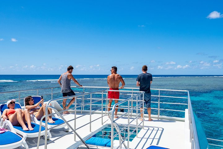 Calypso Outer Great Barrier Reef Cruise from Port Douglas R7jEsm9m