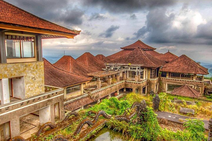 Bali Ghost Tour: The Biggest Abandoned Hotel in Bali 0t11PJ0C