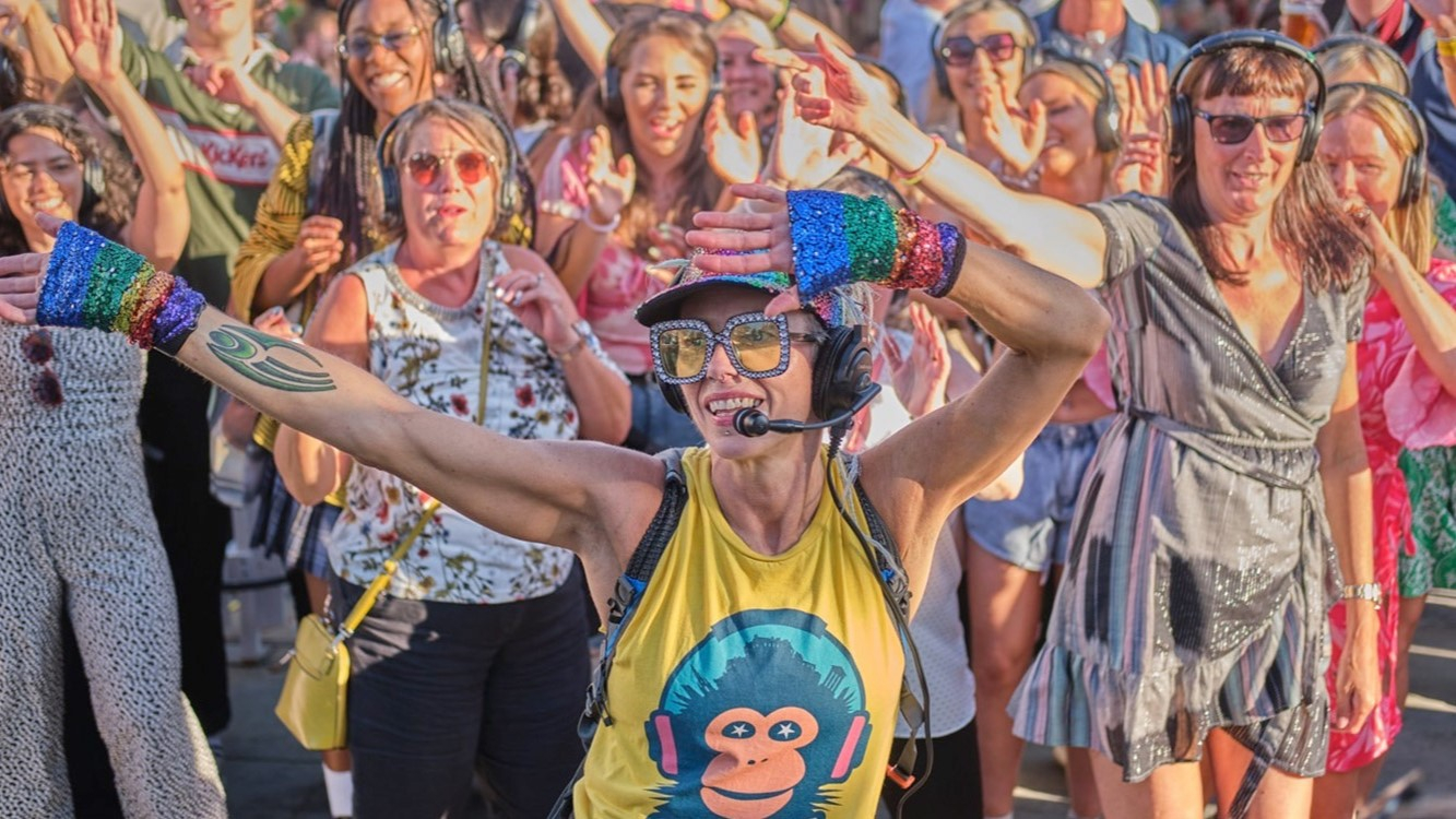 Silent disco adventure walking tour in Edinburgh D9xVdeWC