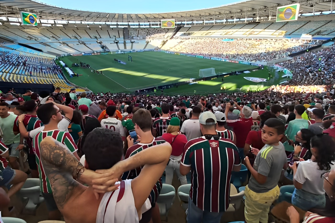 Live Football Match at Maracana Stadium eENz12FW