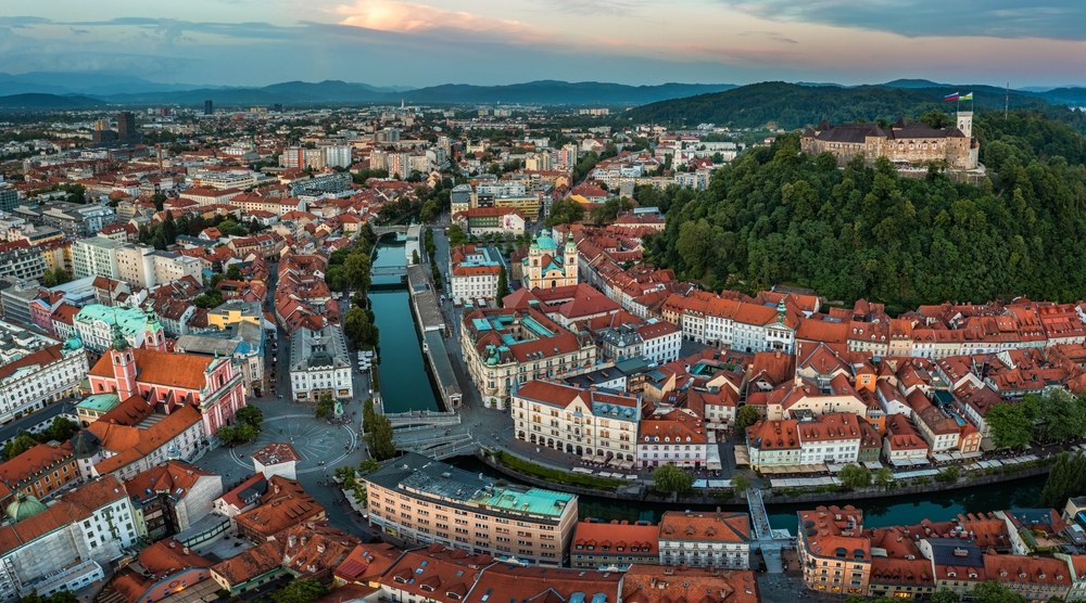 Discover Ljubljana: Walking Tour of Iconic Landmarks with Free eSIM GVw5U6Jb