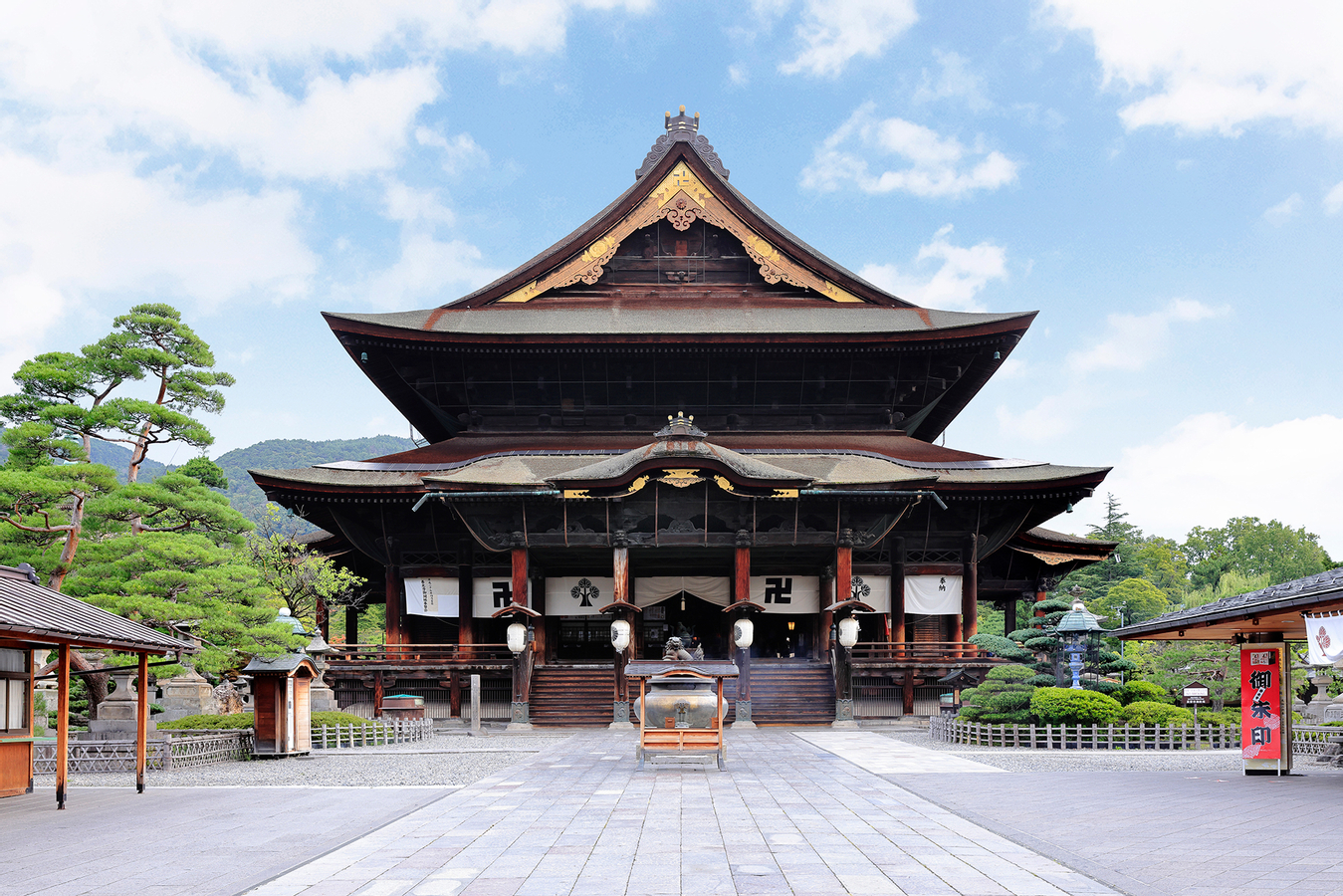 Jigokudani Monkey Park, Zenkoji, & Matsumoto Castle Private Day Tour A83y01XE
