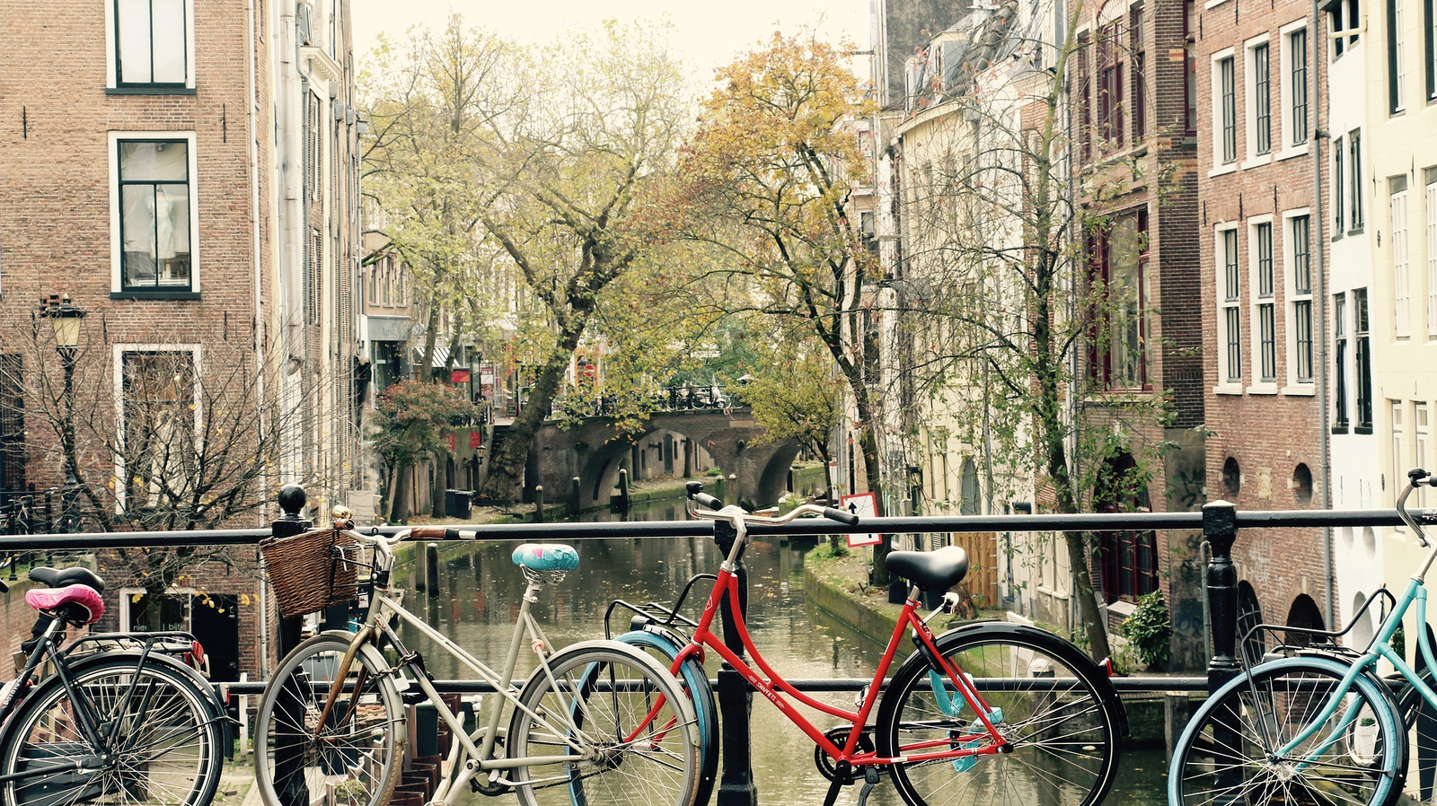 Utrecht Revealed: Historic City Tour with Augmented Reality Dzq8JTIU