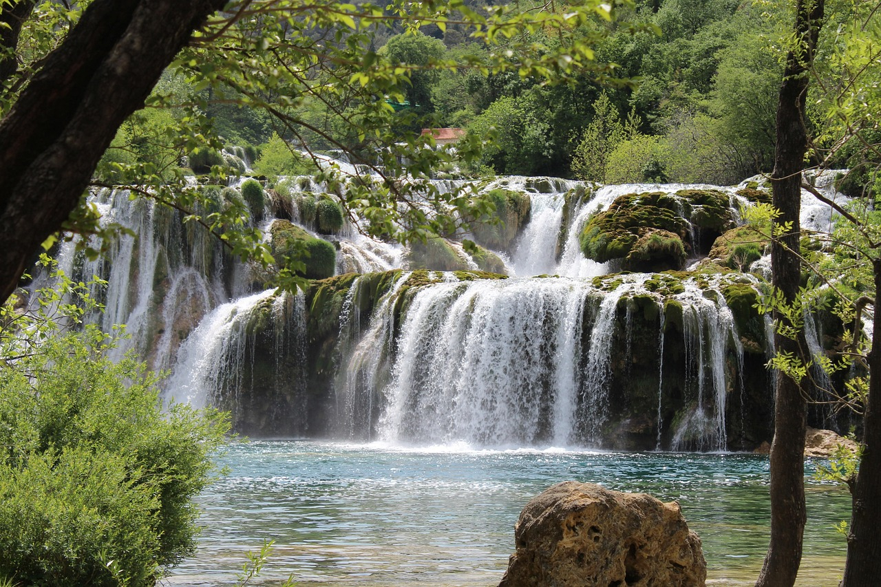 Krka Waterfalls, Lake Cruise & Skradin Old Town OgOixa70