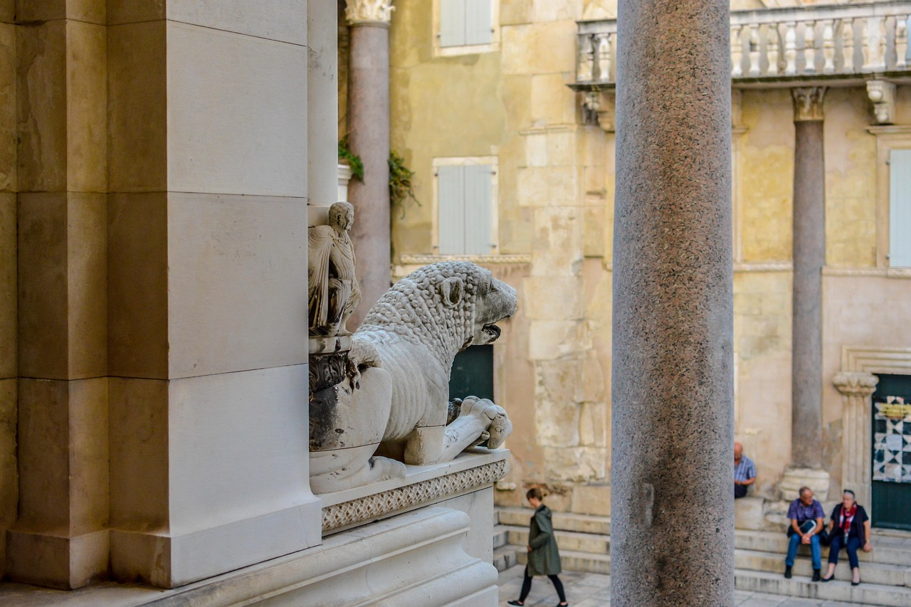 Diocletian Palace secrets: Split History Walk 3mrQ7Xtr