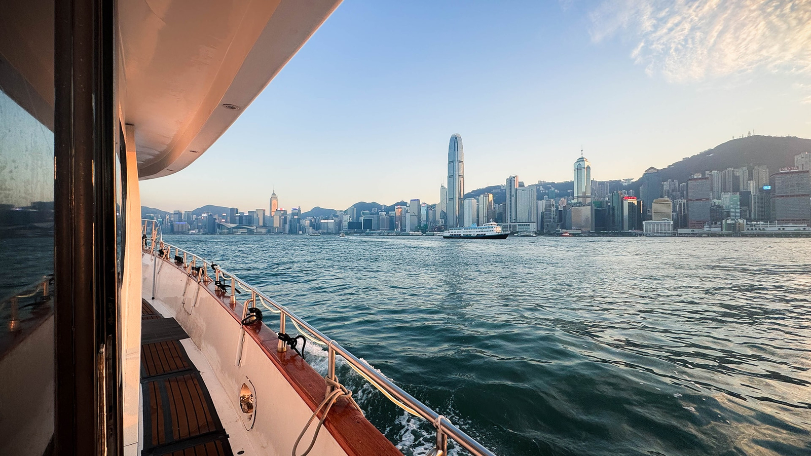 Victoria Harbour Night Cruise Luxury Dreamer (Unlimited Snacks