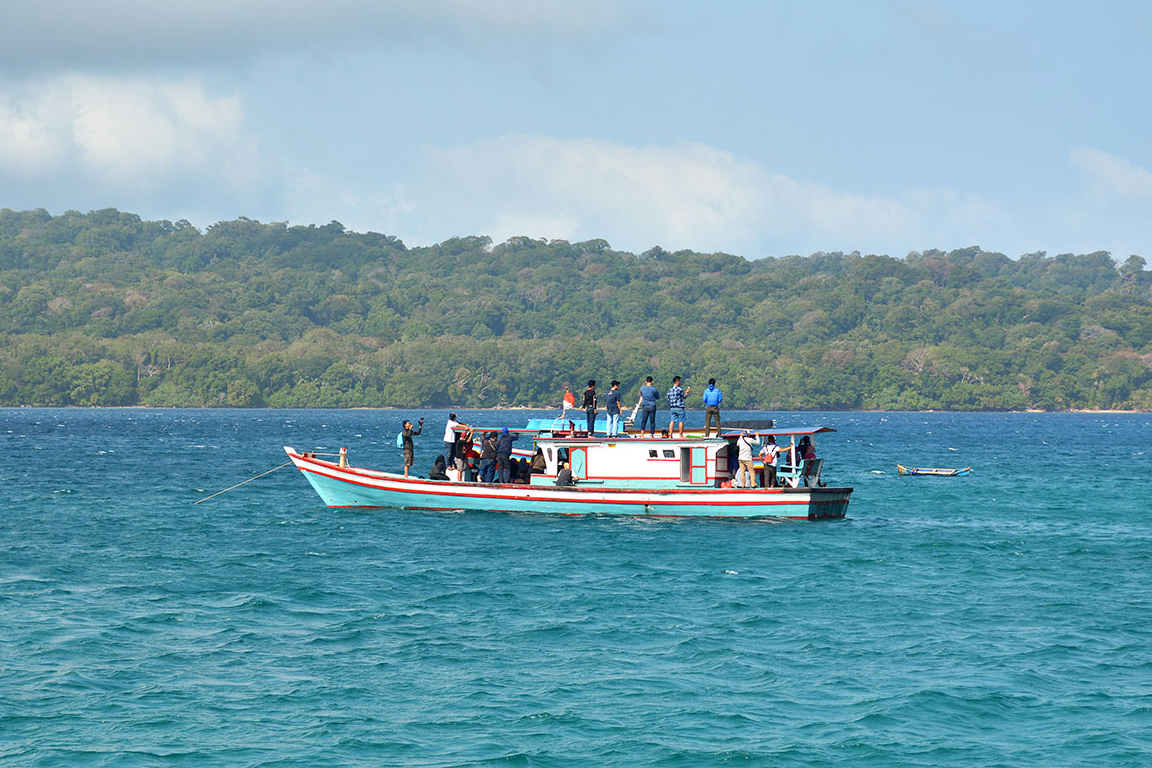 Pemandangan menakjubkan dari Pulau Peucang dengan pasir putih yang halus dan air laut yang jernih
