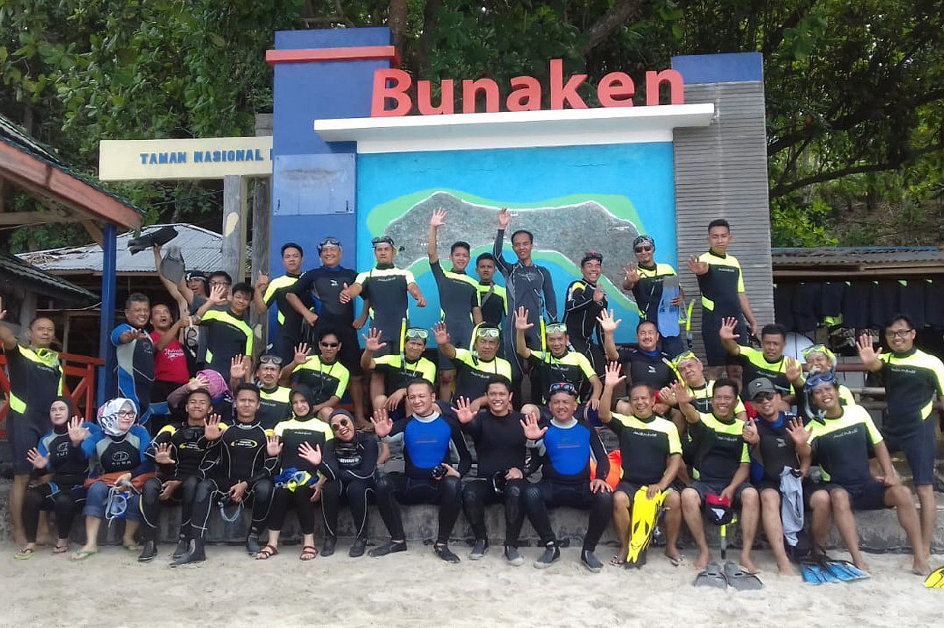 Bunaken - Siladen Snorkelling by Adventurindo Tour 7DKSEFGf