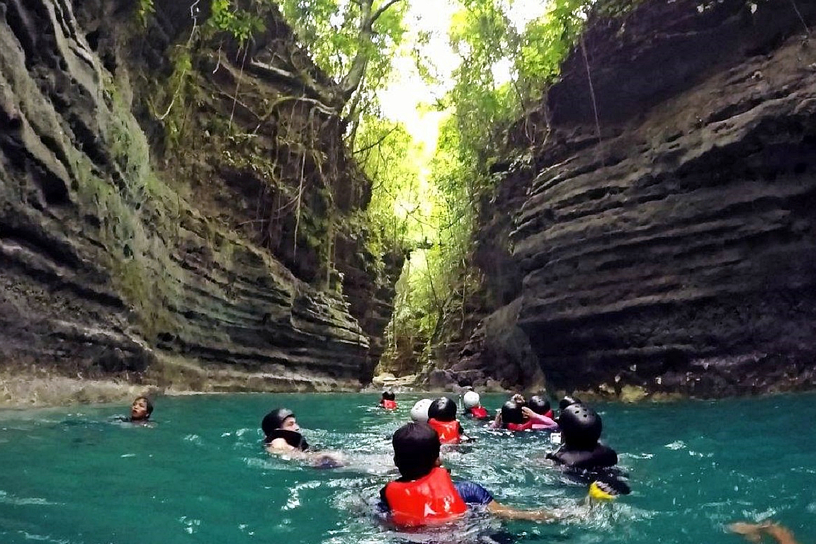 Moalboal Cebu Island Hopping and Canyoneering Experience to8Le1o8