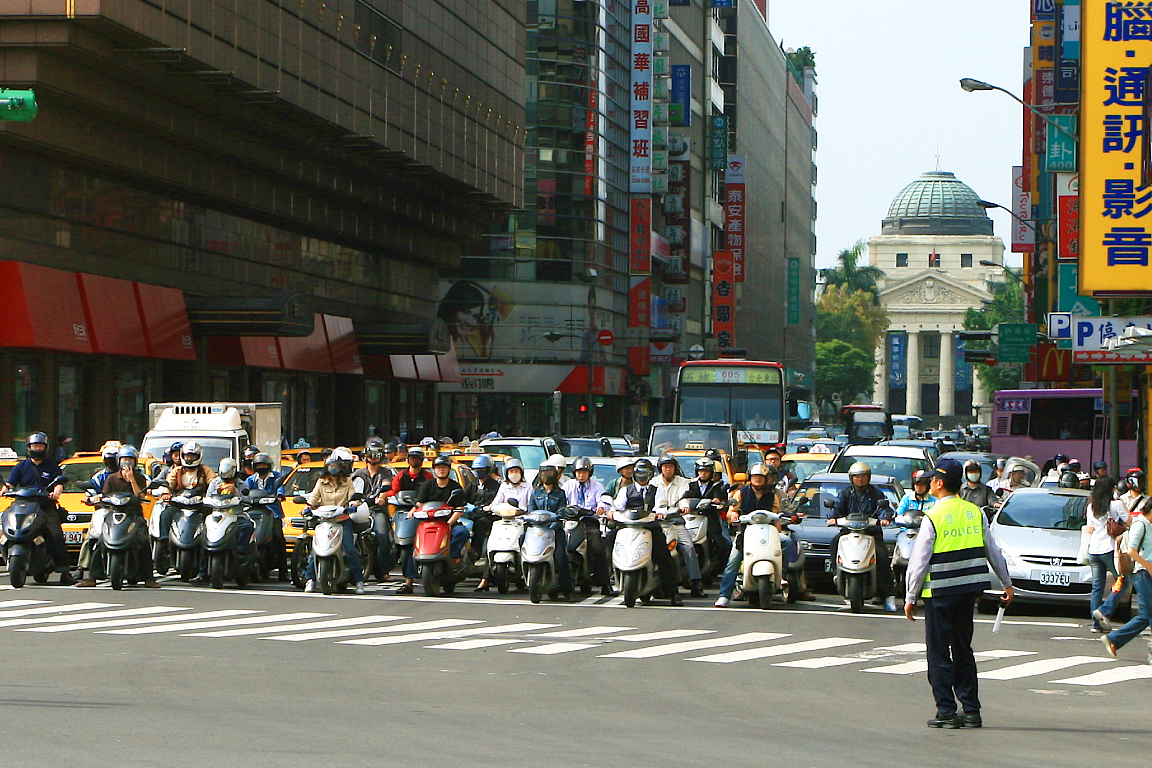 Taipei Scooter Rental: Pickup at Taipei Main Station O95KxUX7
