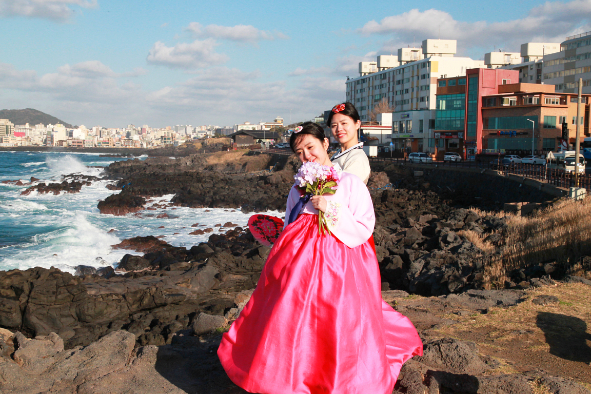 Jeju Hanbok Private Guide Tour + Photo Session in Yongduam Rock O5I5vj9U-backdrop