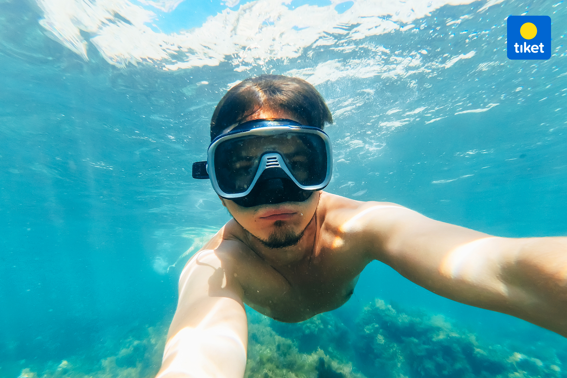 Dive man. Человек в плавательной маске. Пловец в маске. Селфи в ластах. Мужик в маске для плавания.