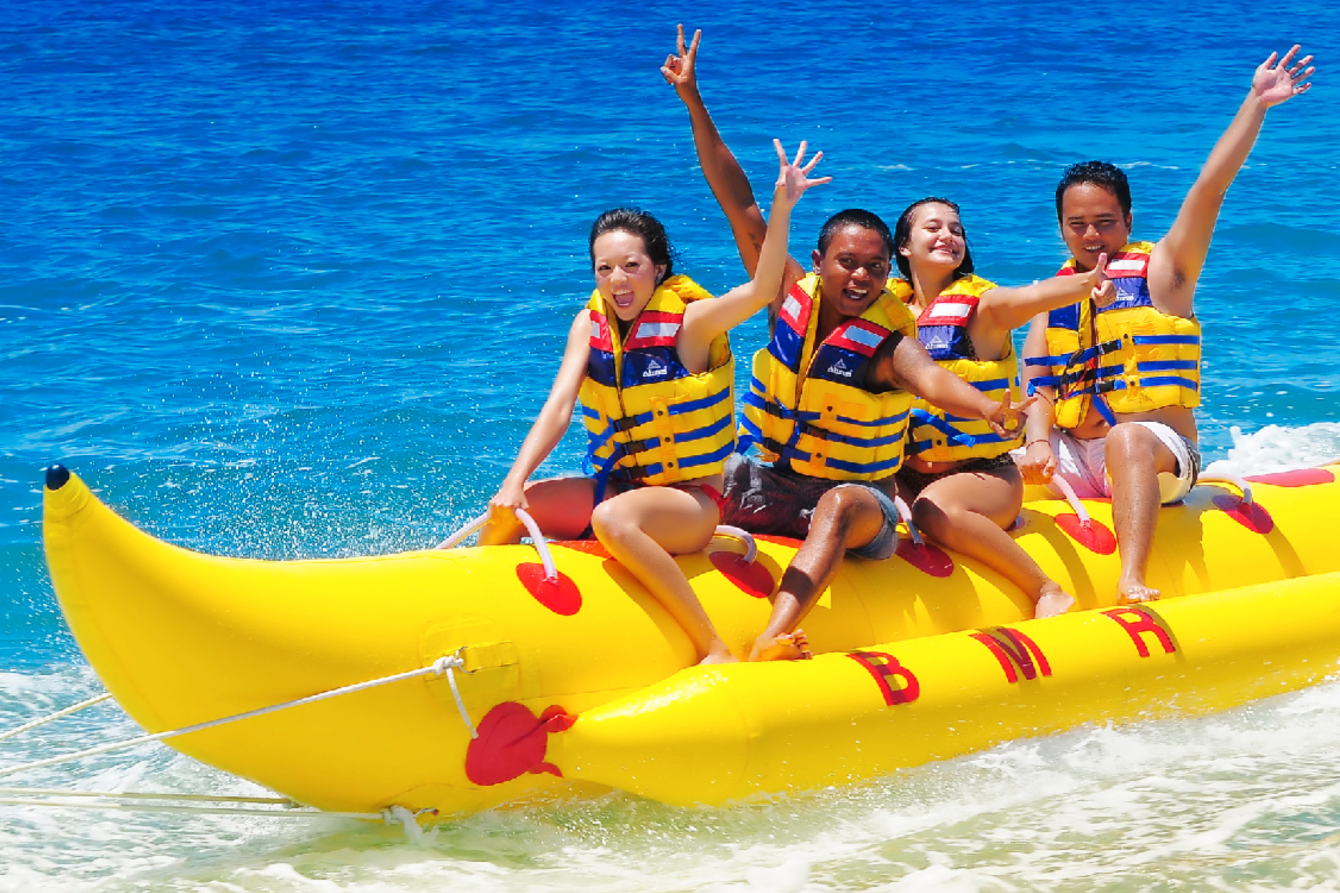 Морские развлечения. Спорт на Бали. Водный аттракцион банан. Банан на море. Банан для водных развлечений.