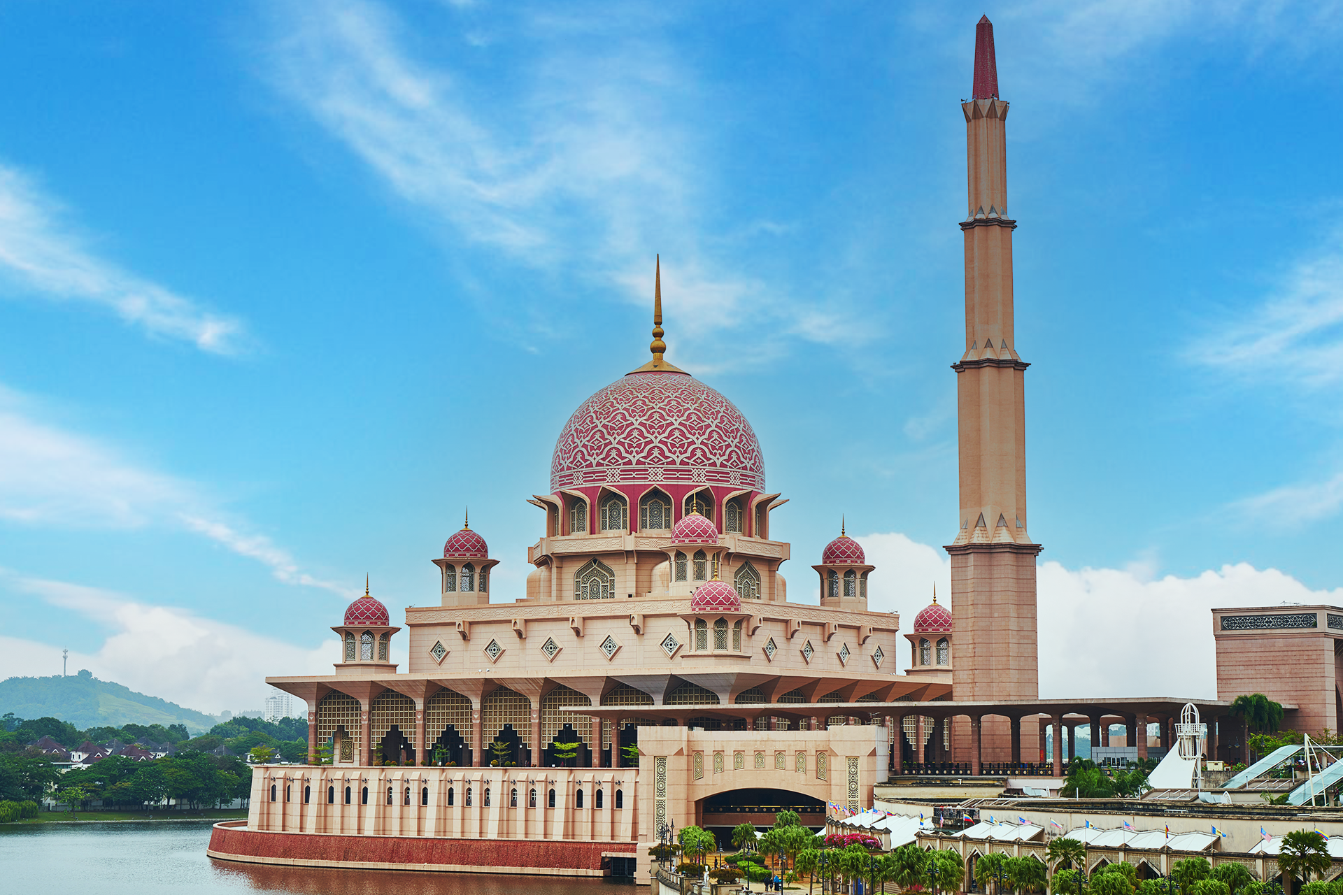 Иран малайзия. Мечеть Путра Малайзия. Путраджайя розовая мечеть. Минарет мечети Дагестан.