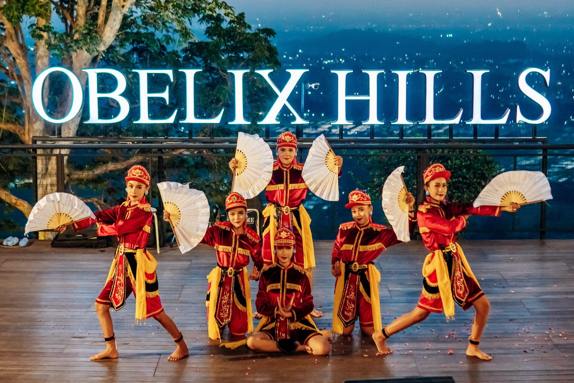Obelix Hills TJUIz084-backdrop