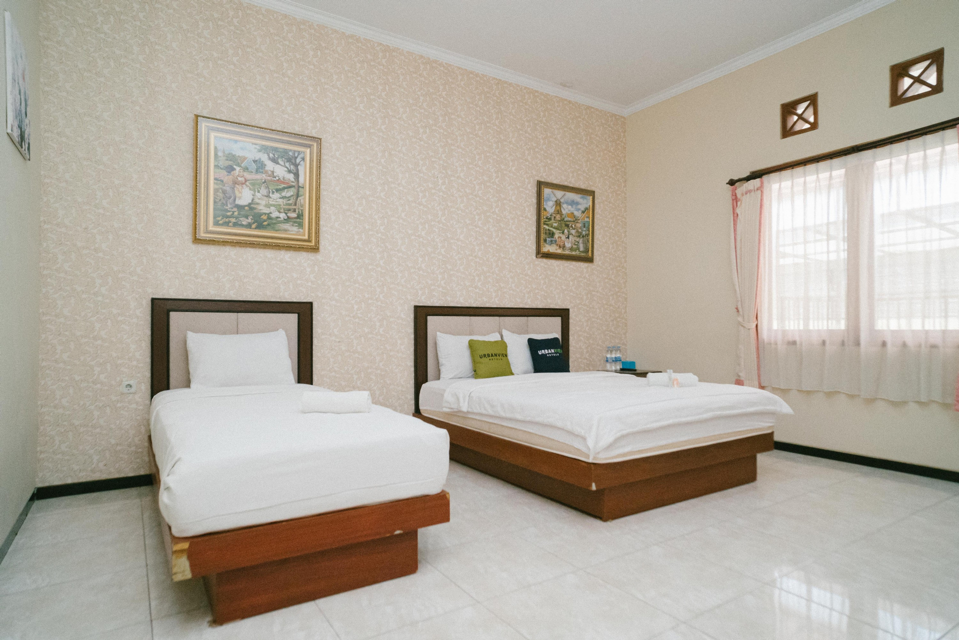 Kamar Keluarga Queen atau Ranjang Lain