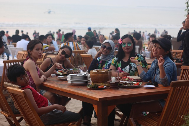 Spot Seafood Tepi Laut: Makan Sambil Mengejar Senja Kupang