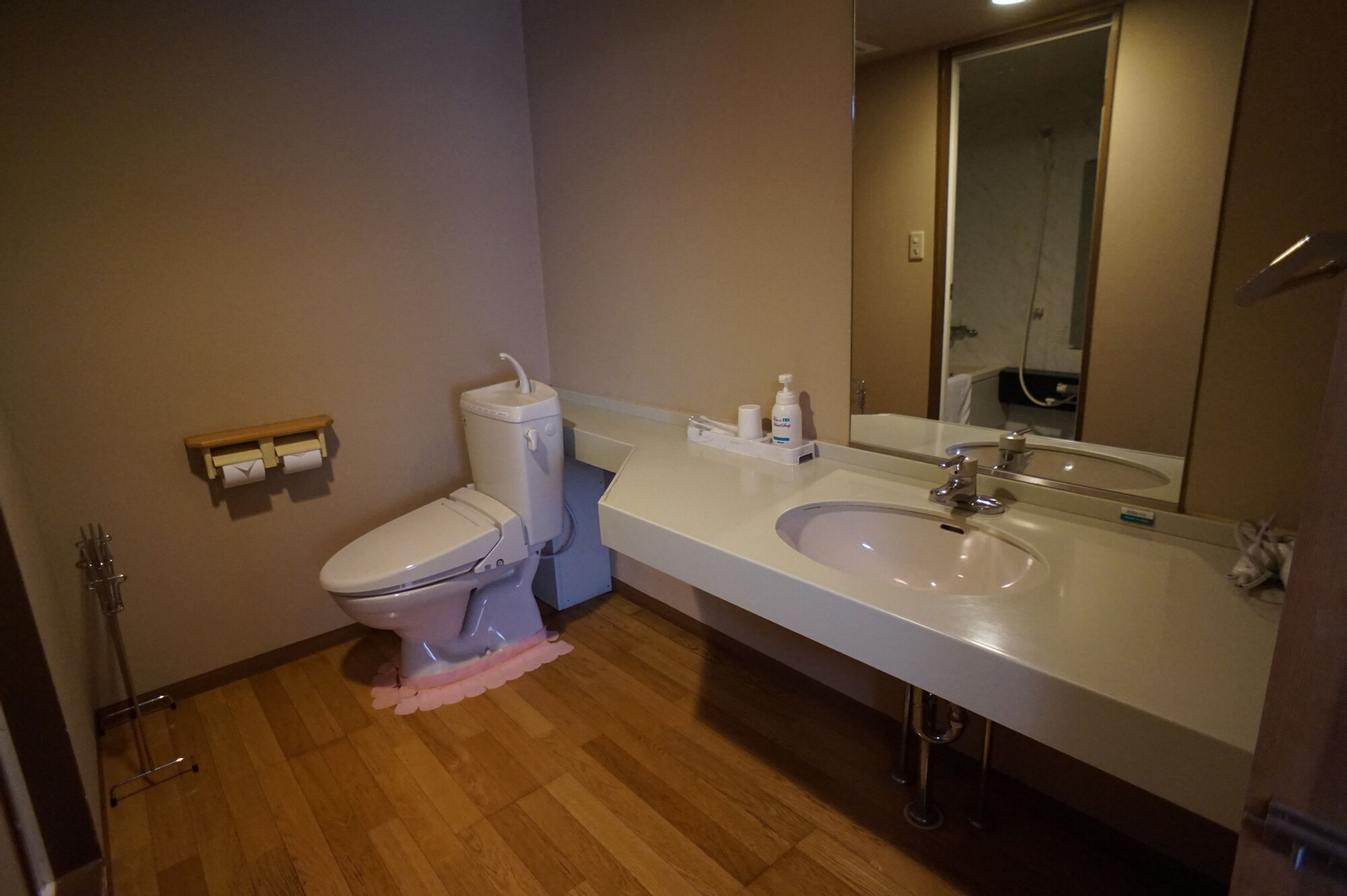 Bathroom amenities 7