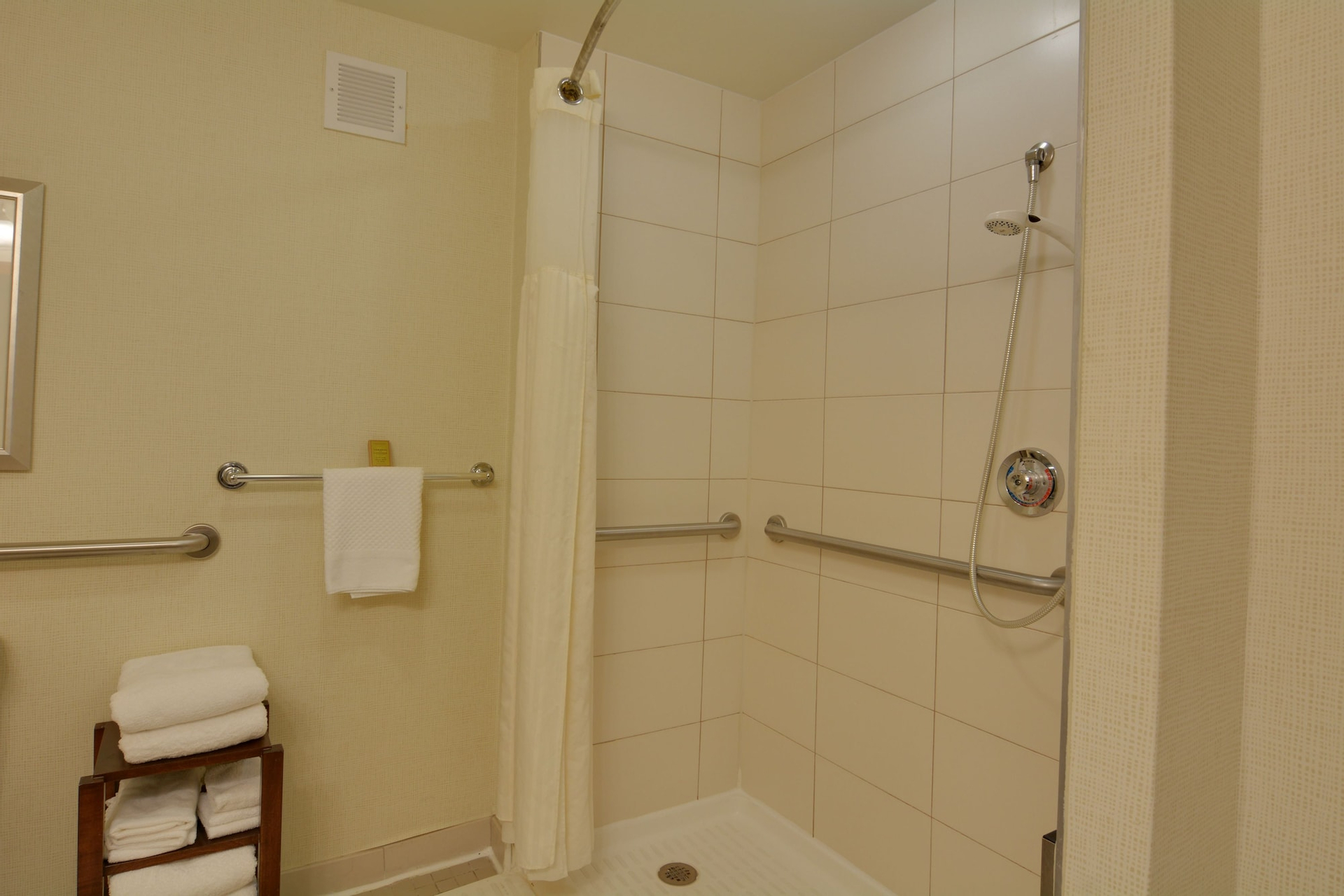 Classic Room, 2 Queen Beds, Accessible (Roll-in Shower)