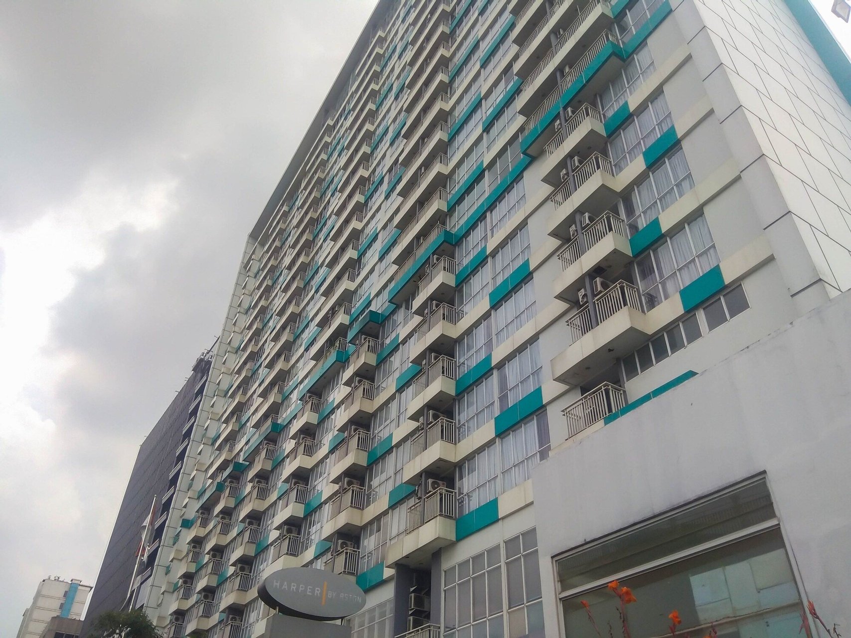 Modern 1BR Apartment at H Residence By Travelio, Jakarta Timur