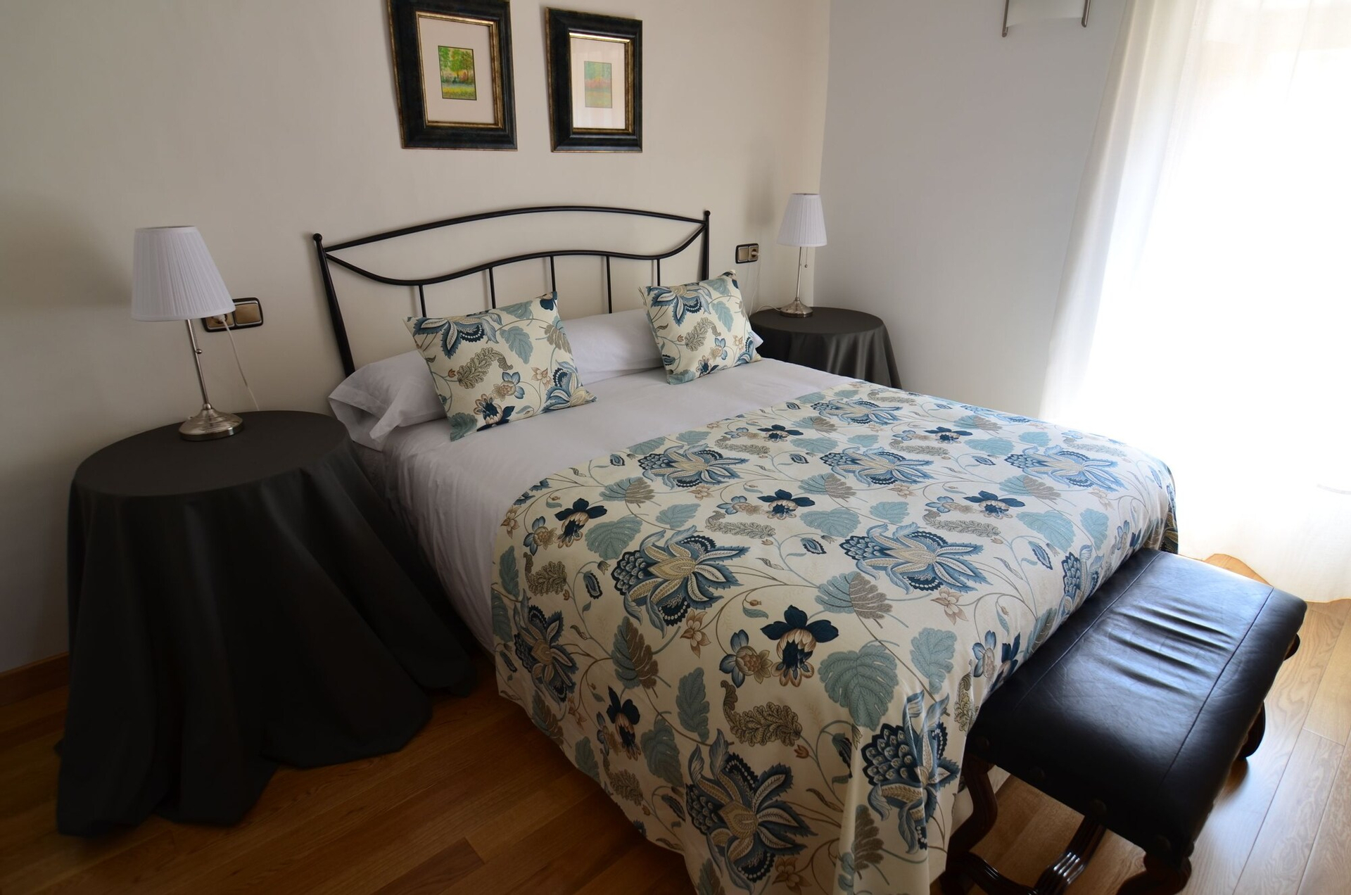 Room with Queen Bed - Mountain View