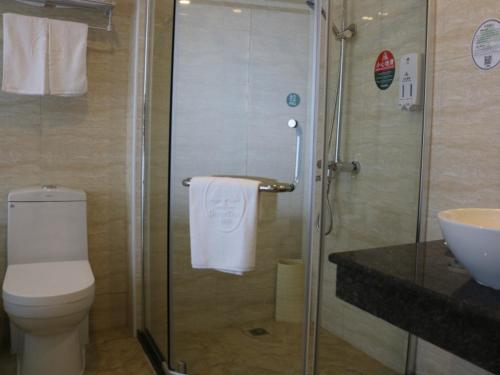 Bathroom 1, GreenTree Inn Yangzhou Shouxihu South Gate Hotel, Yangzhou