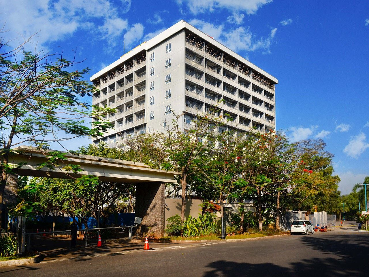 Exterior & Views