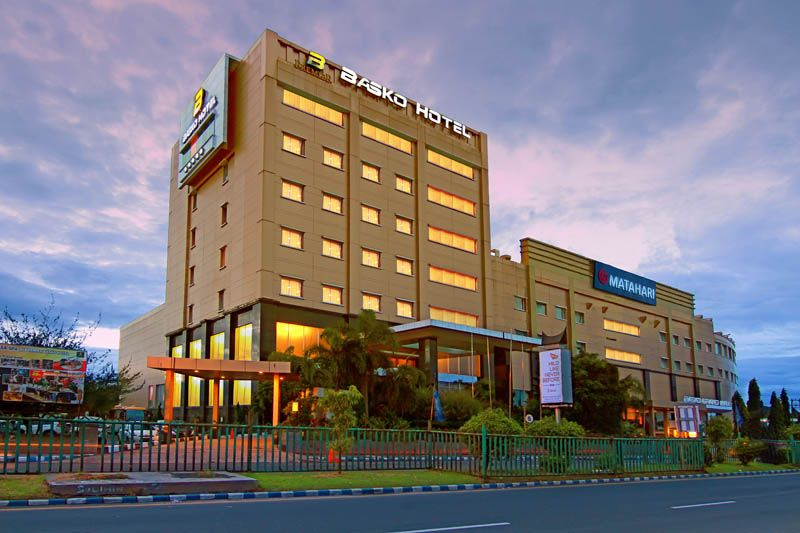 Exterior & Views 1, Grand Basko Hotel, Padang