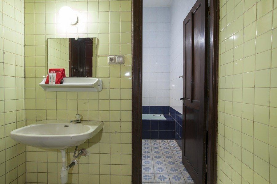 Bathroom 10