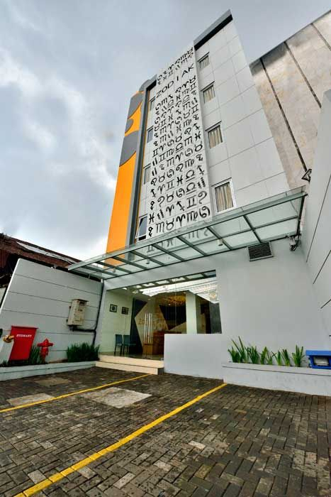 Exterior & Views
