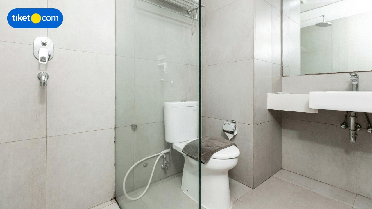 Bathroom 13