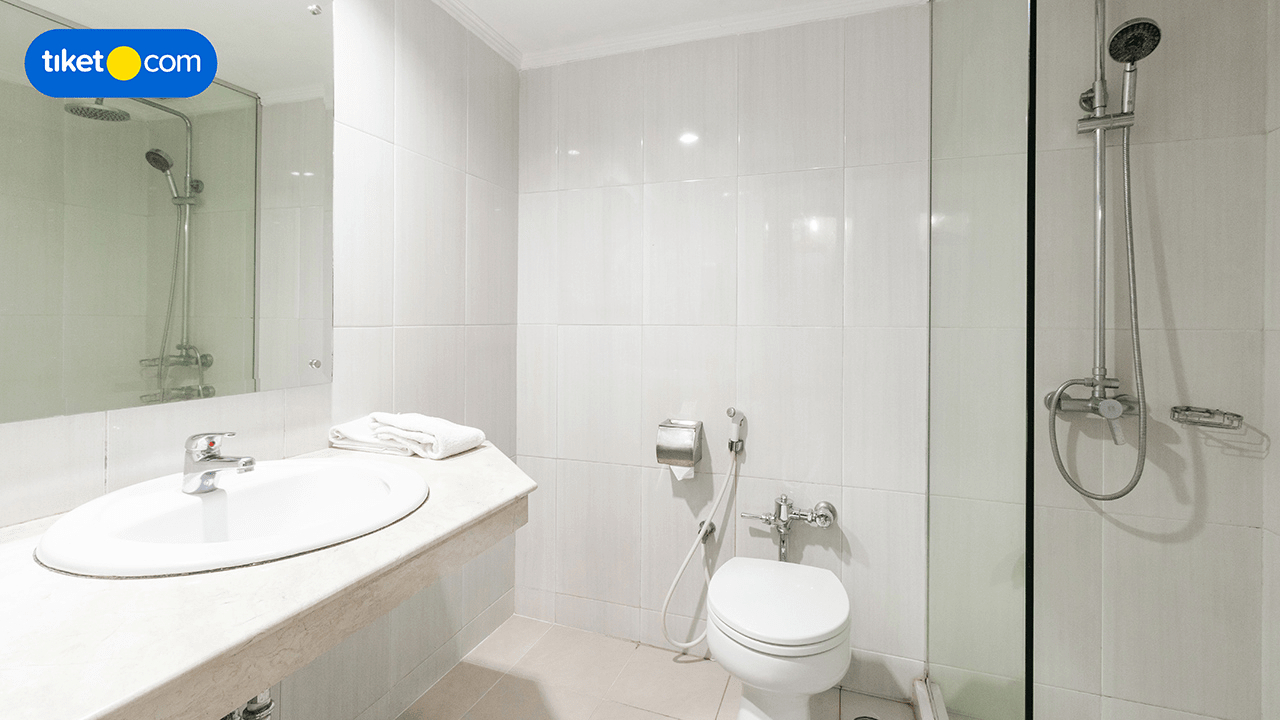 Bathroom 16