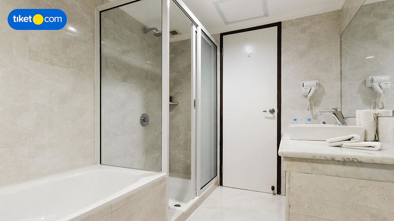 Bathroom 16