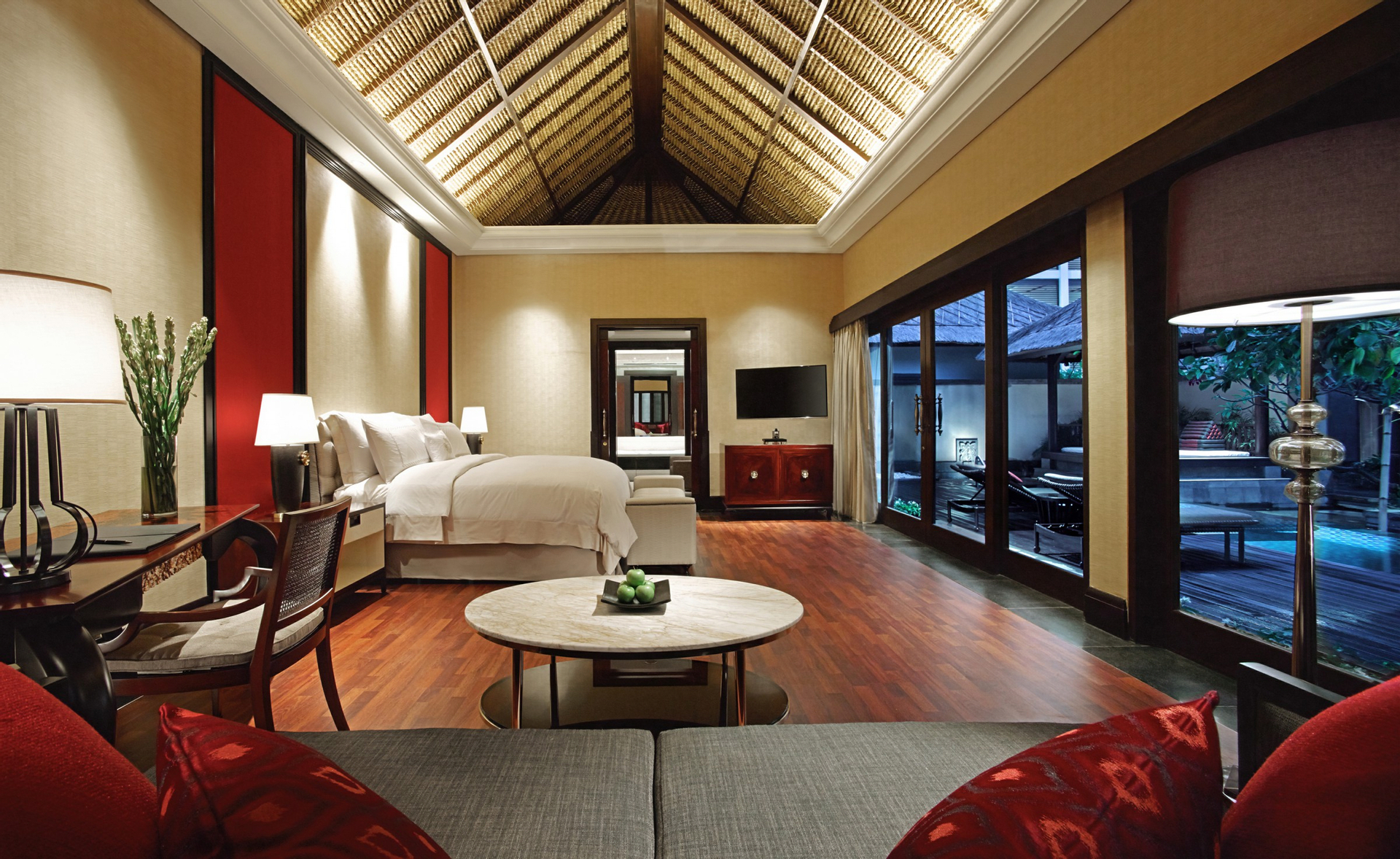 Kamar dengan Ranjang King - Pemandangan Kolam Renang