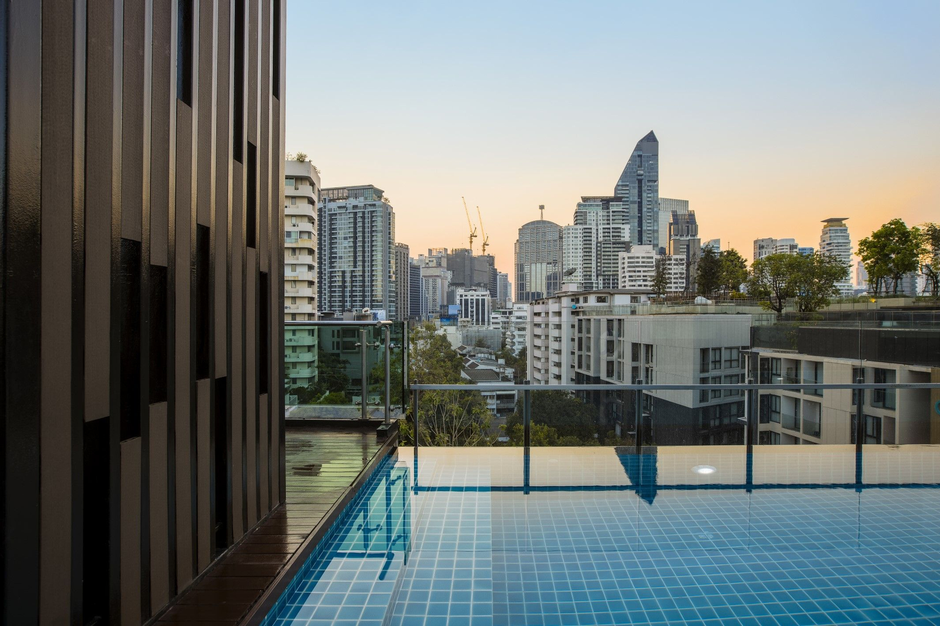 Adelphi Forty Nine Bangkok, Wattana