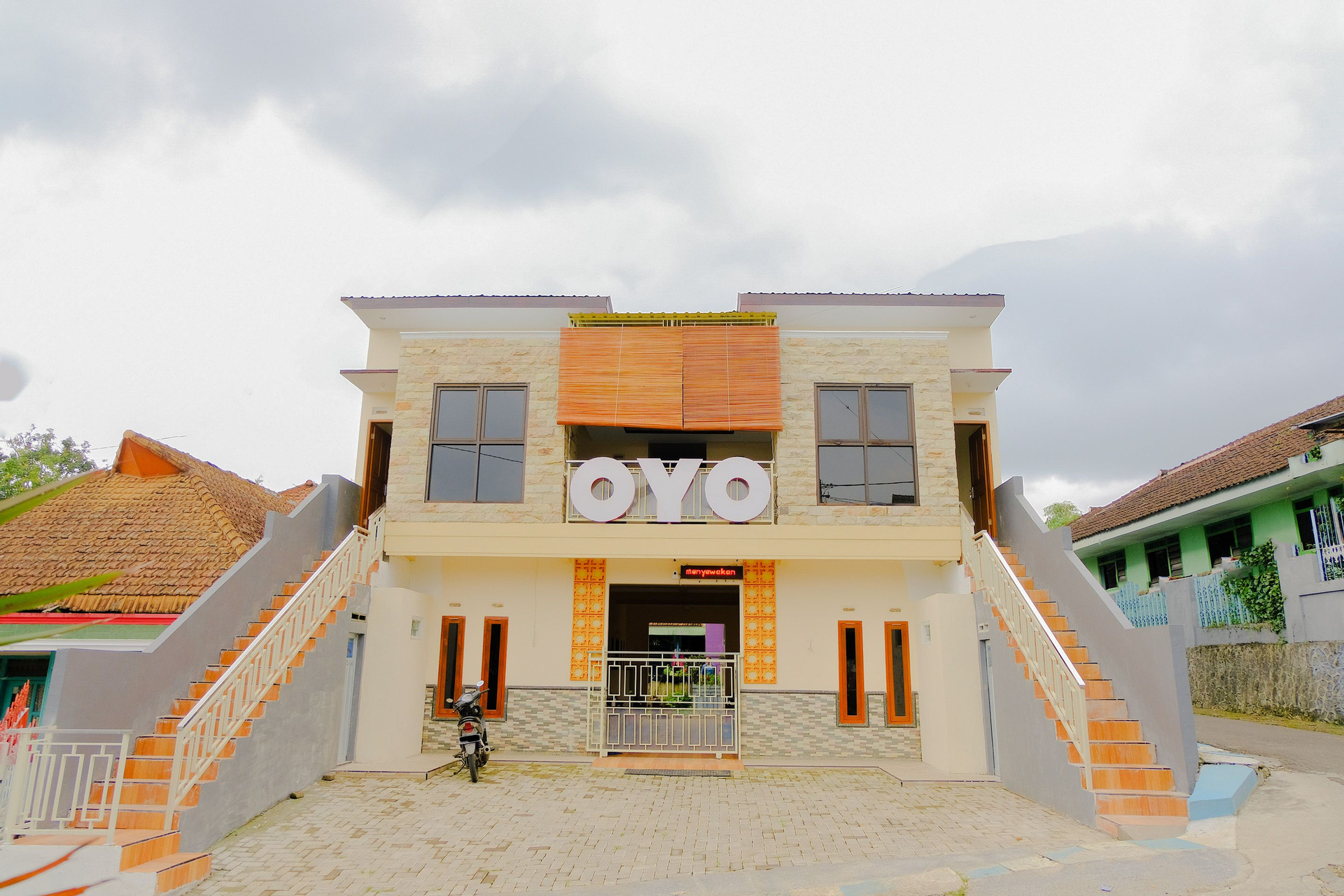 Exterior & Views 1, OYO 605 Queen Homestay, Malang