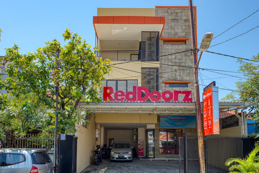 RedDoorz Syariah near Airlangga University Campus B, Surabaya