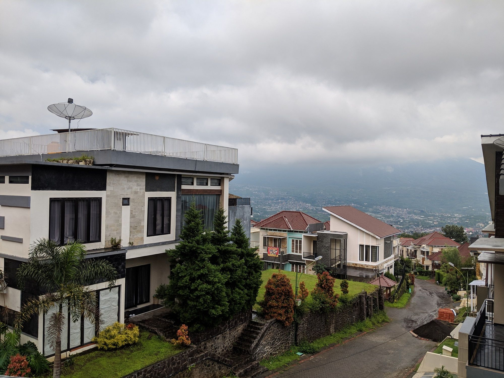 Fullhouse at Villa Heinbill Pinus View, Malang