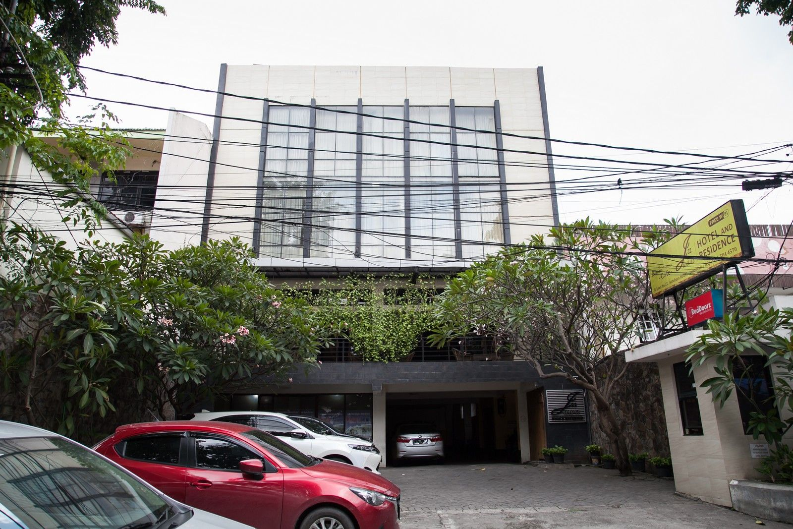 Exterior & Views 2, RedDoorz near Gubeng Station Surabaya, Surabaya