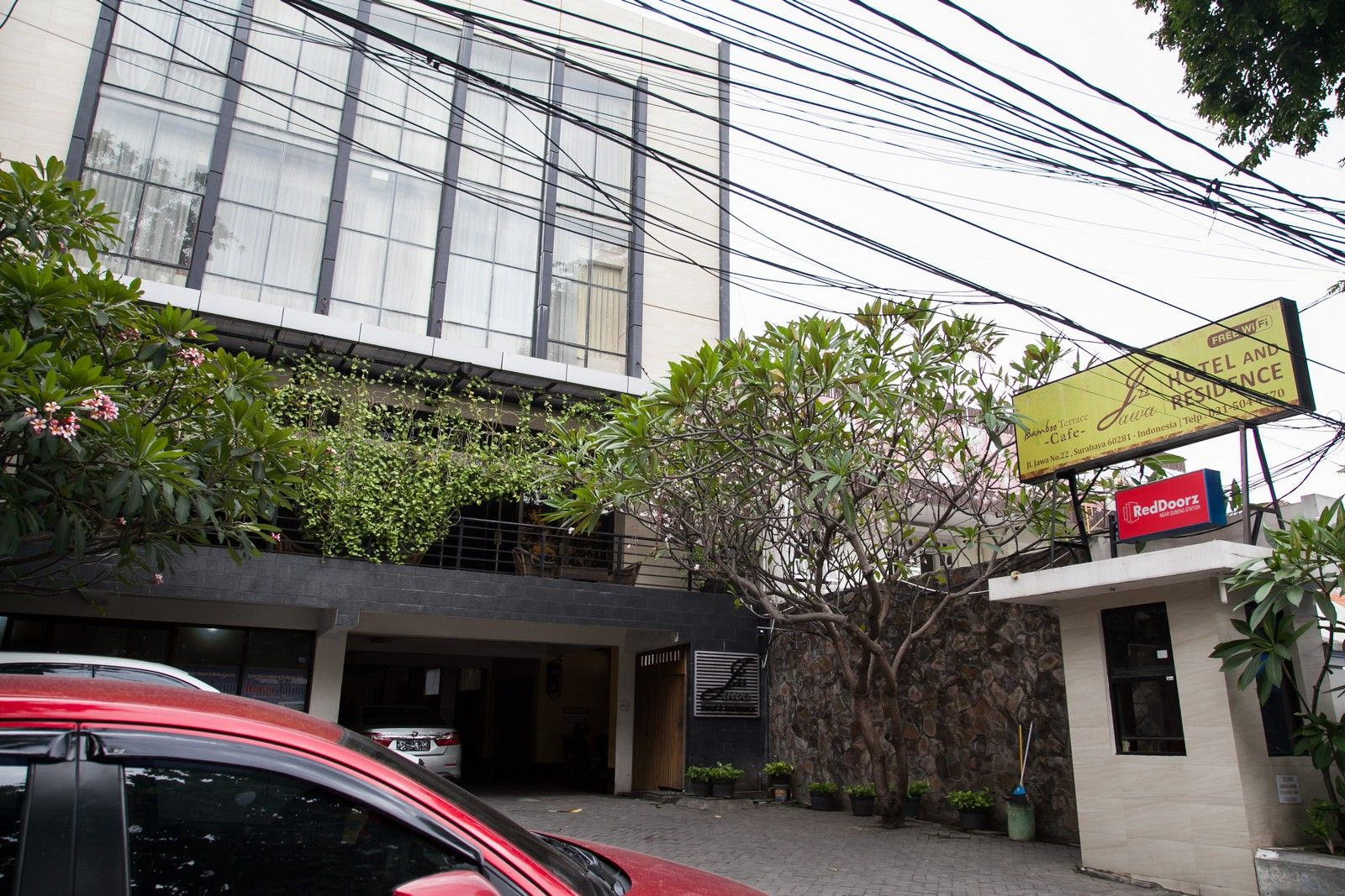 Exterior & Views 2, RedDoorz near Gubeng Station Surabaya, Surabaya