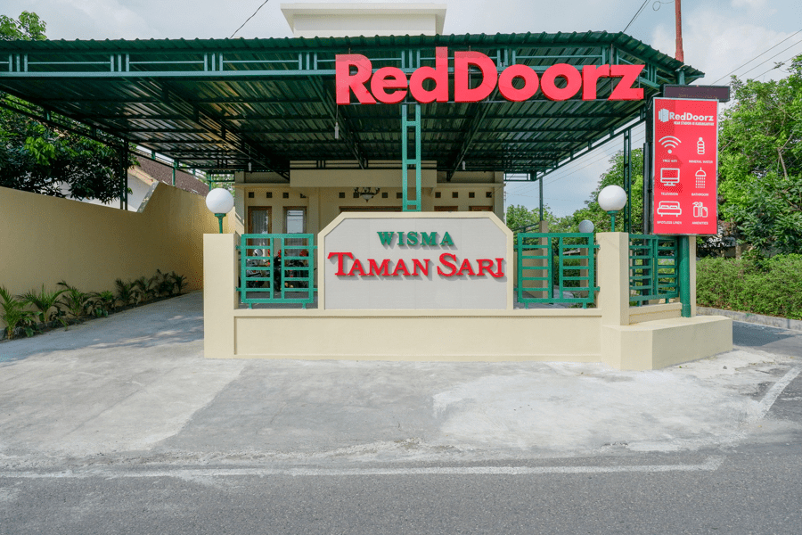 RedDoorz near Stadion 45 Karanganyar, Karanganyar
