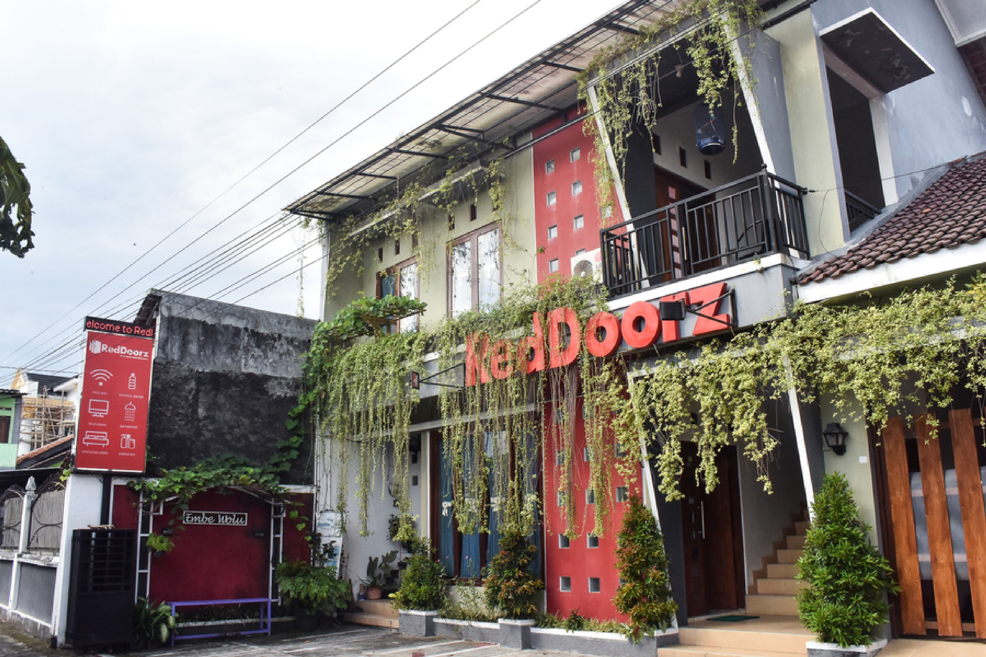 Exterior & Views 1, RedDoorz near Hartono Mall, Yogyakarta